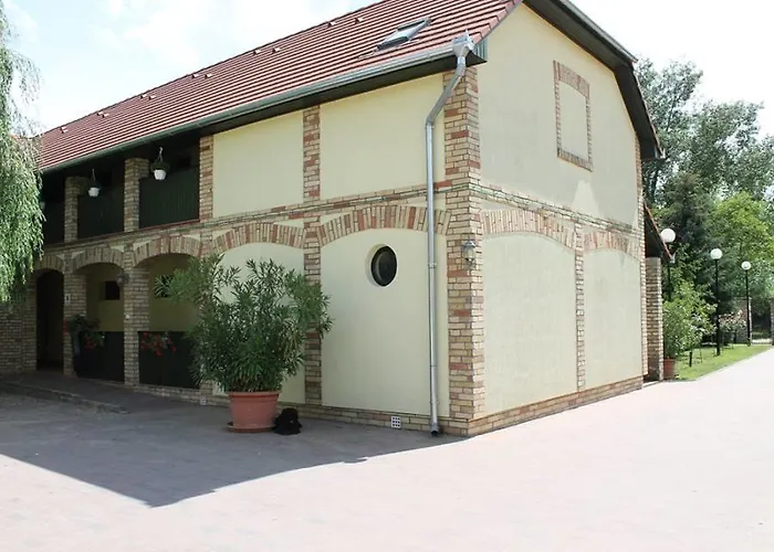 Kiraly Lovastanya Panzio 3*
